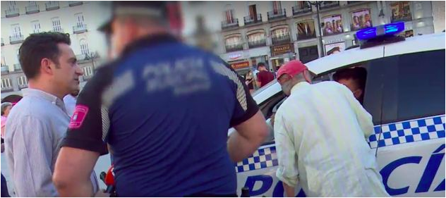 La Policía Municipal le pide los papeles a Antonio López mientras pintaba en la Puerta del Sol