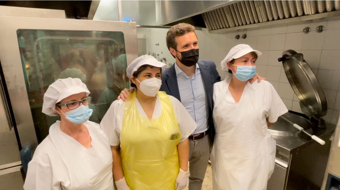 Pablo Casado visita un comedor social madrileño