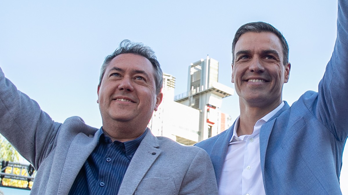 Los socialistas Juan Espadas y Pedro Sánchez.