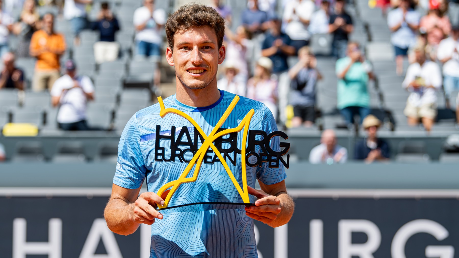 Carreño, con el trofeo de campeón en Hamburgo. (Getty)