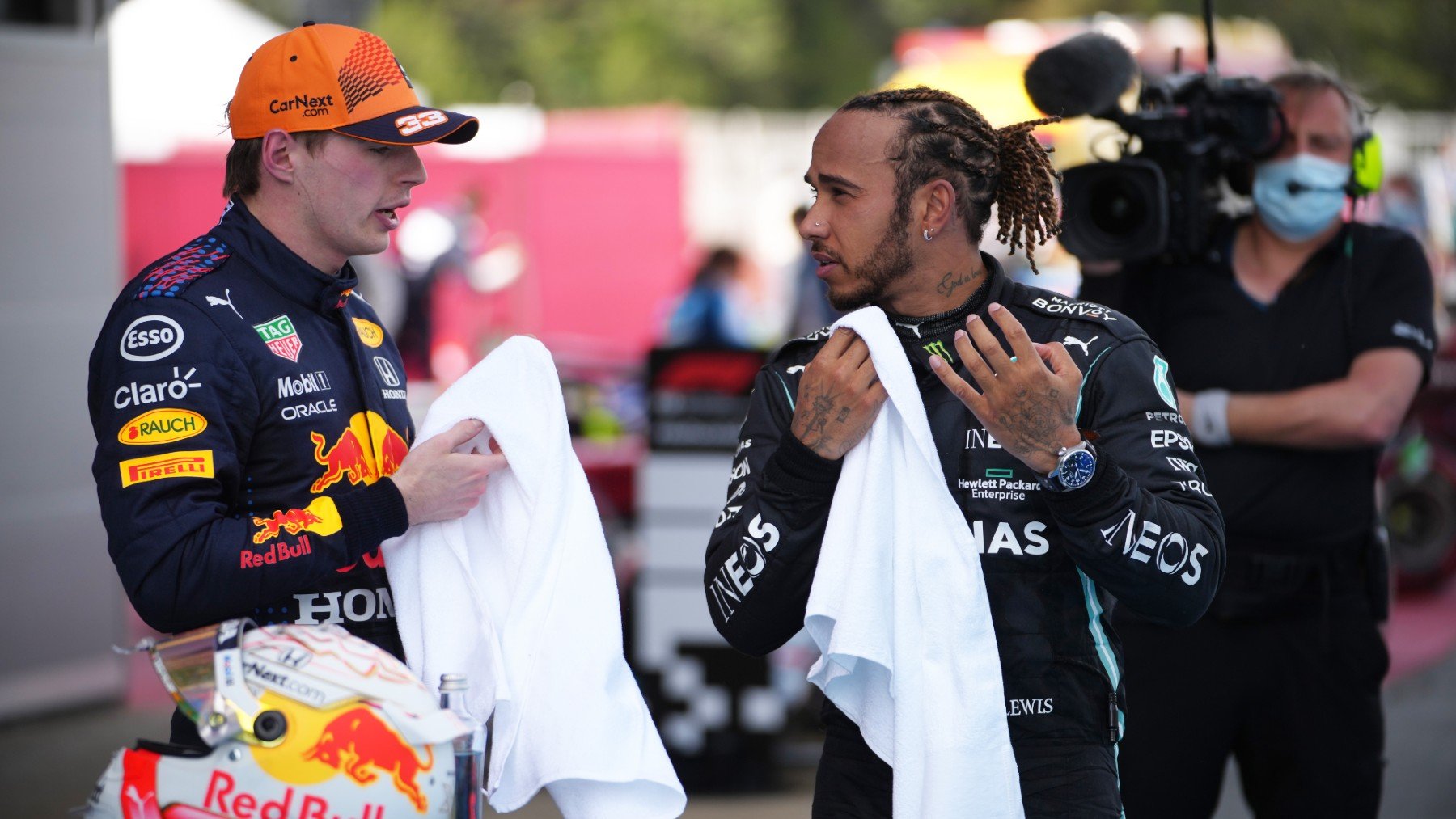 Max Verstappen y Lewis Hamilton, juntos después de una carrera. (Getty)