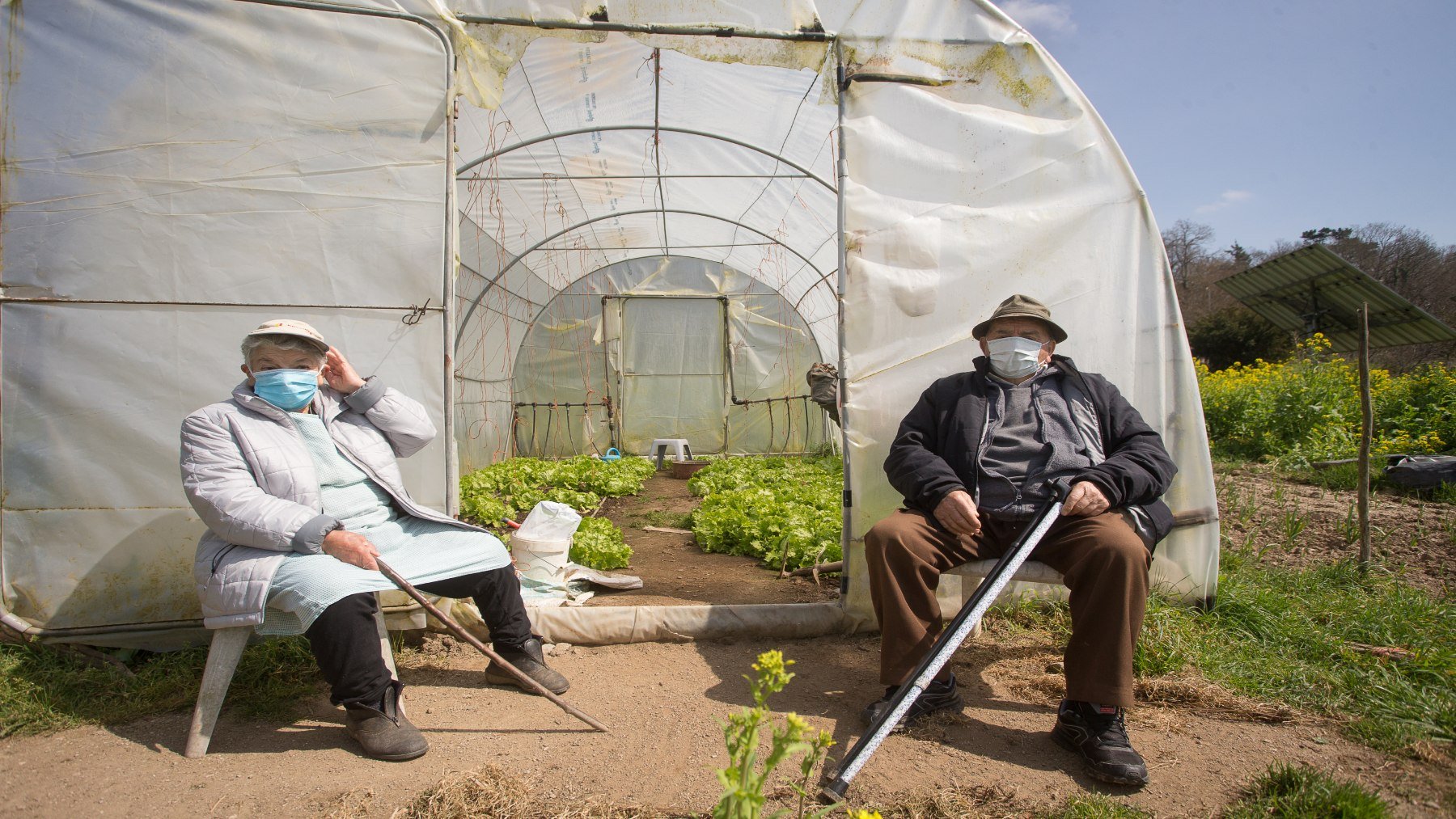 Agricultores descansan junto a un invernadero (CARLOS CASTRO / EUROPA PRESS). (1)