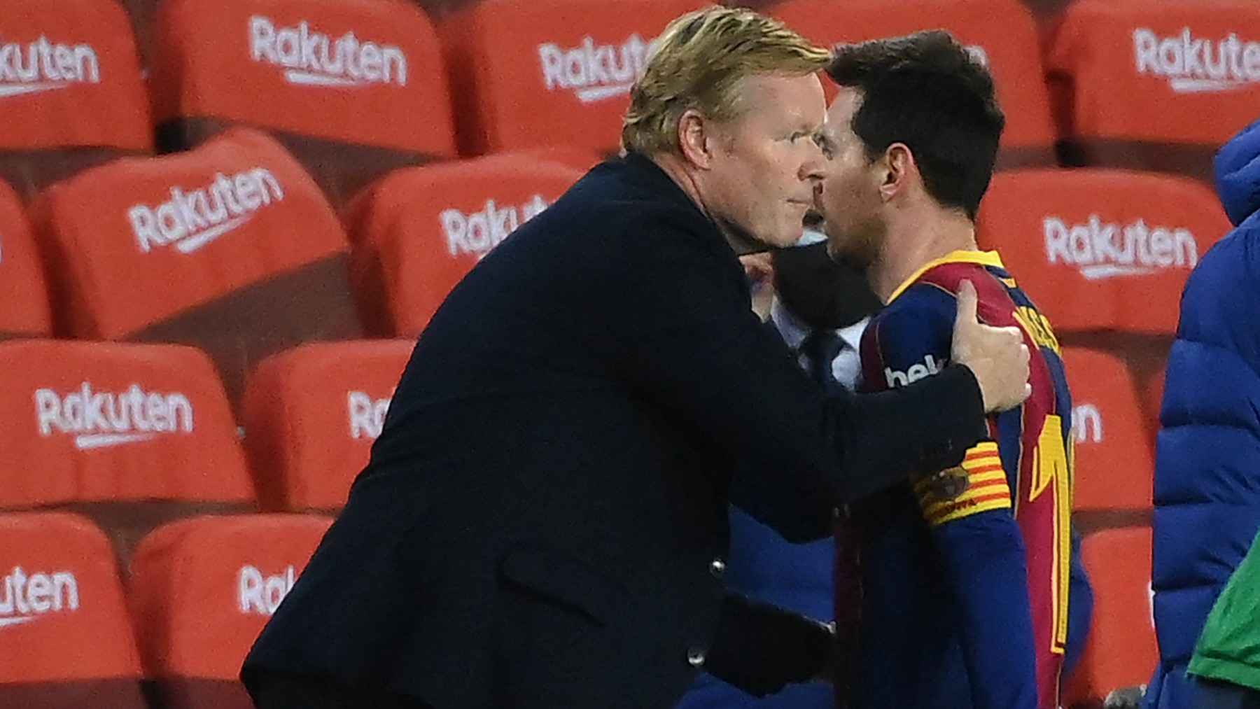 Koeman saluda a Messi tras ser sustituido en un partido con el Barça. (AFP)