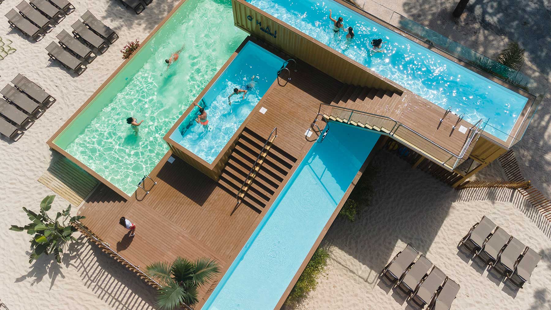 La piscina fabricada a base de contenedores marinos reciclados del outdoor resort Ohai Nazaré, en Portugal.