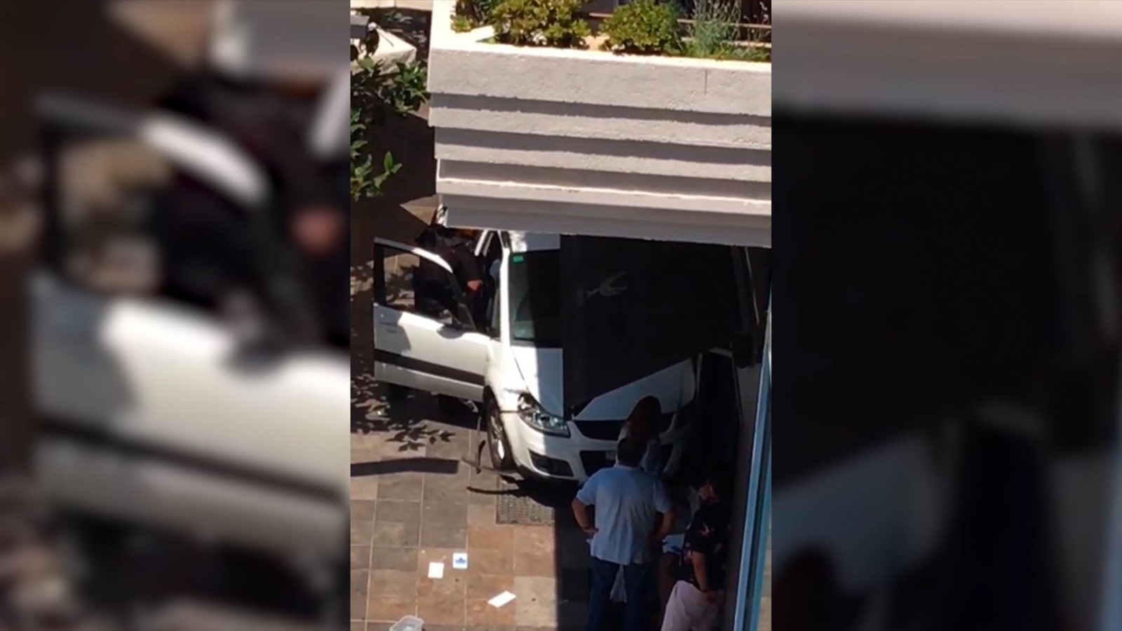 Un vehículo arrolla varias terrazas en Marbella.