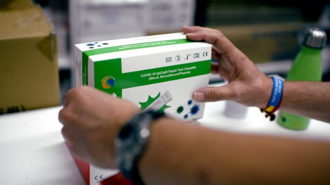 El Gobierno aprueba los test de antígenos en farmacias 261 días después de que lo pidiera Ayuso