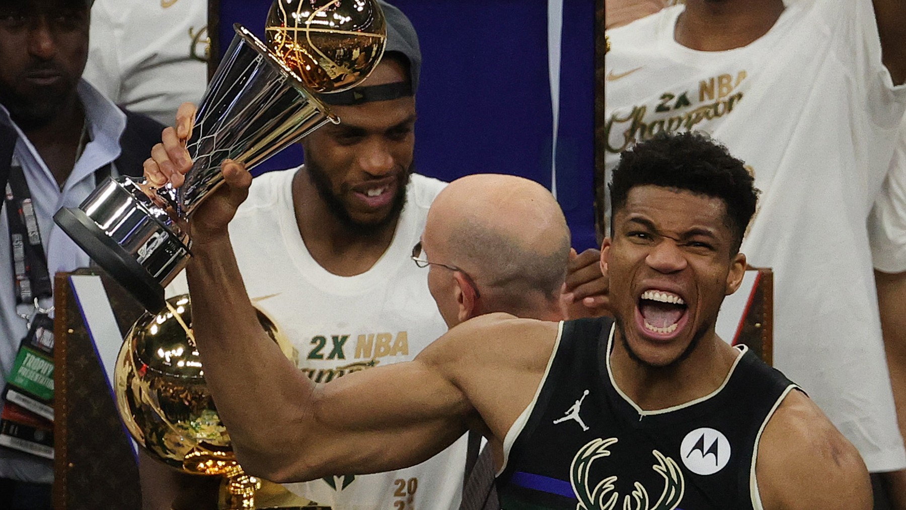 Giannis Antetokounmpo celebra el título de la NBA. (AFP)