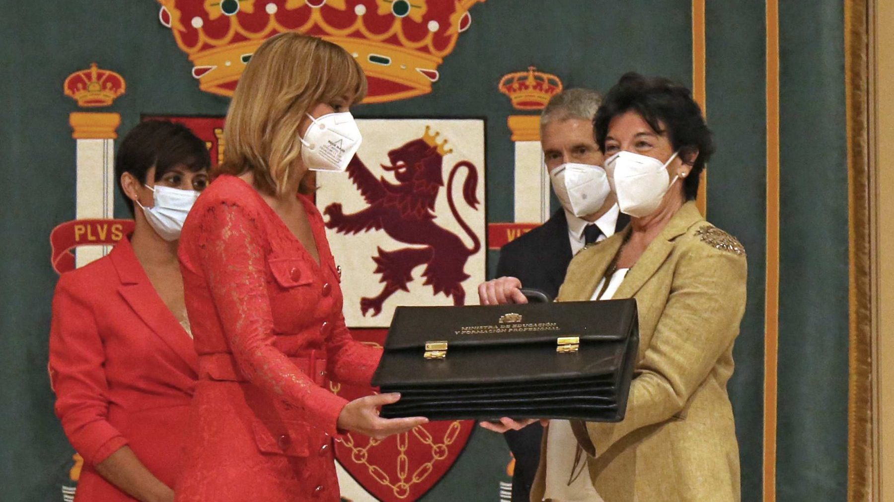 La nueva ministra de Educación, Pilar Alegría e Isabel Celaá. (Foto: EUROPA PRESS)