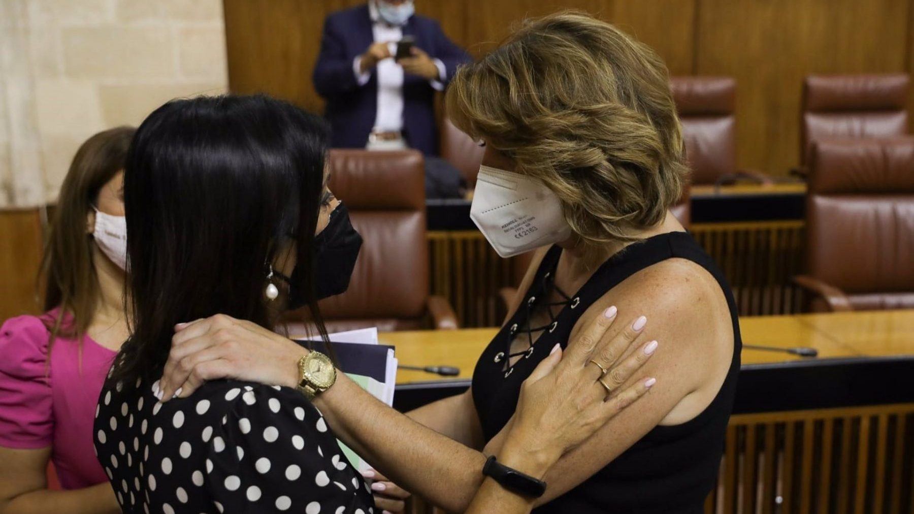 La presidenta del Parlamento de Andalucía, Marta Bosquet, felicita a Susana Díaz tras su elección como senadora (EUROPA PRESS).