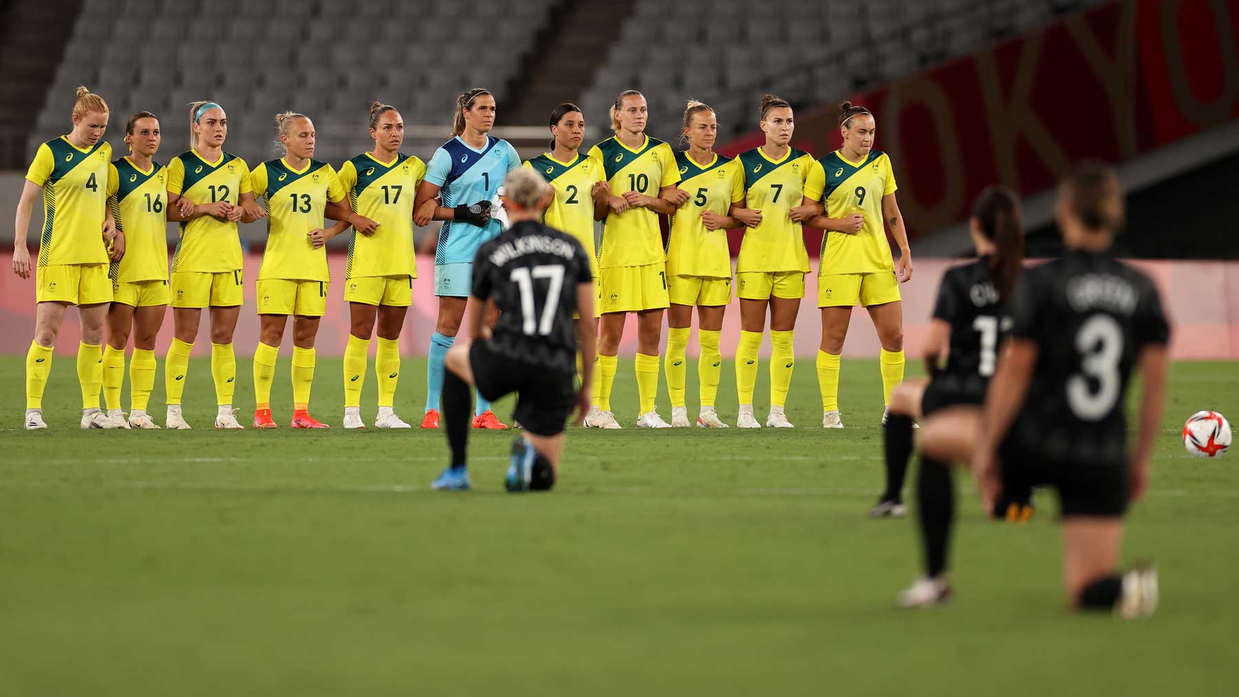 Las jugadoras de Nueva Zelanda se arrodillan antes del encuentro ante Australia en Tokio 2020 (Getty)