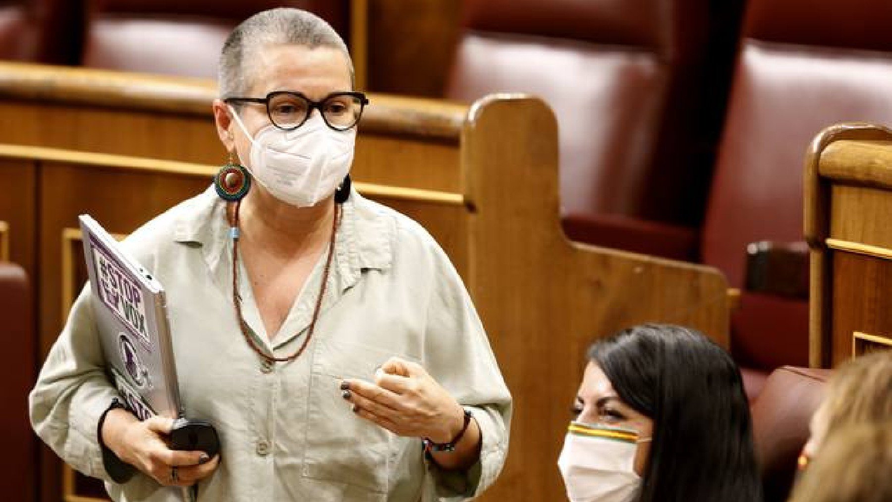 La diputada de ERC María Carvalho increpando a Macarena Olona (Vox) en su escaño. (Foto: Efe)