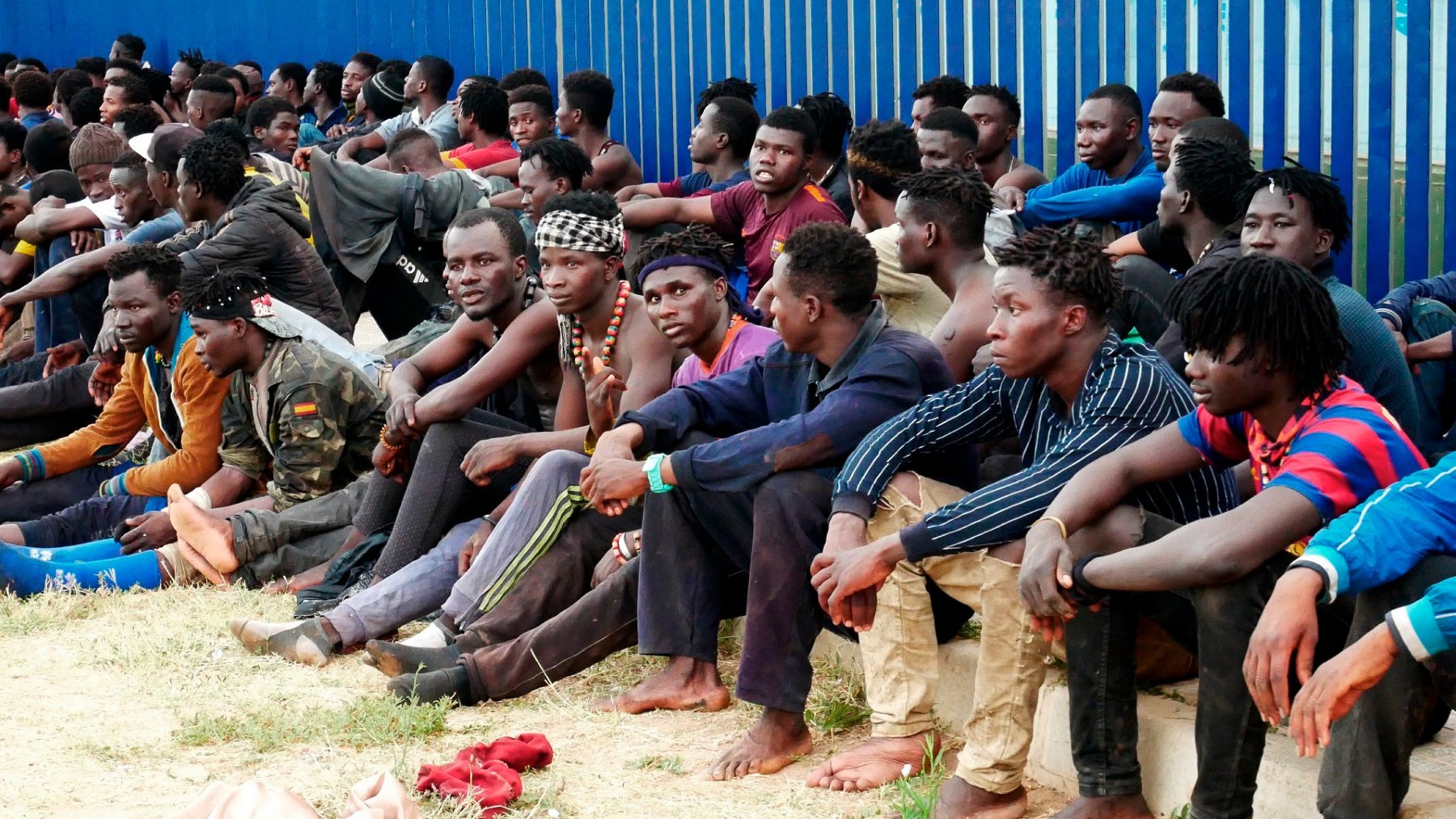 Un grupo de inmigrantes subsaharianos tras haber saltado la valla de Melilla. (Foto: Efe)