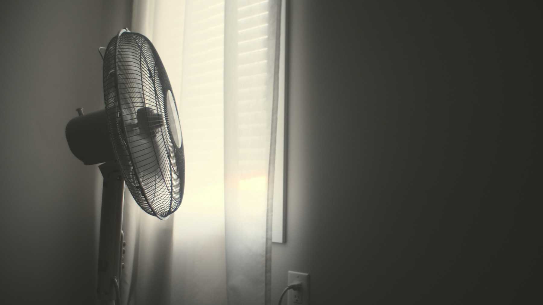 El sencillo truco para el ventilador eche frío en ola de calor