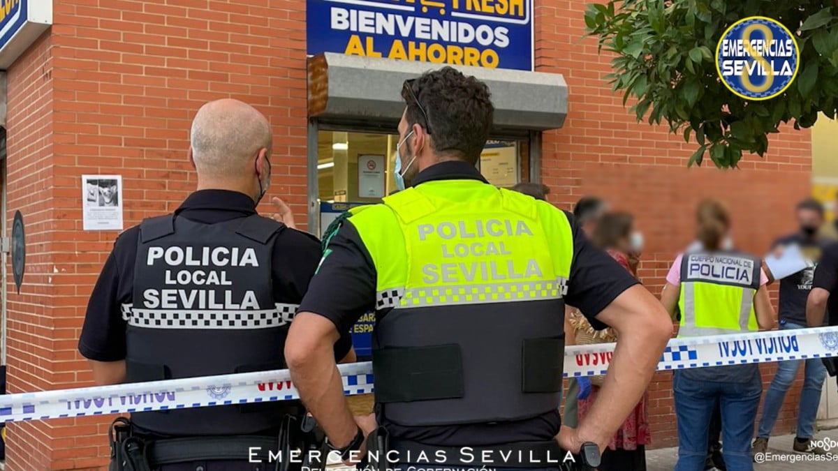 Varios agentes de la Policía en las inmediaciones del supermercado de Sevilla.