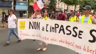 Pancarta en una de las manifestaciones celebradas en Francia contra el pasaporte Covid.