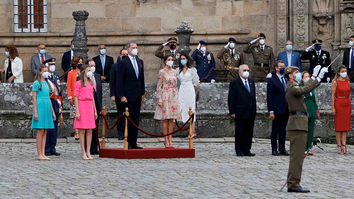 Los Reyes y sus hijas presiden la ofrenda al Apóstol Santiago