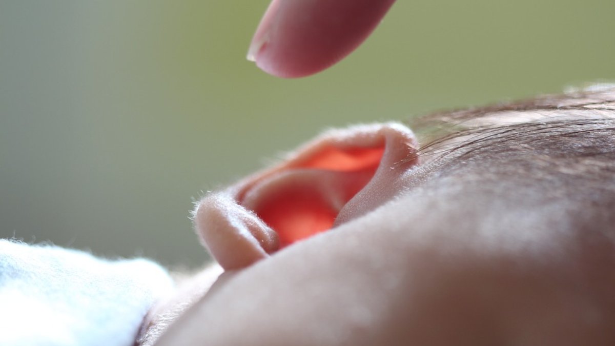 ¿Bultos e irritación detrás de la oreja? Conoce sus causas y algunos remedios