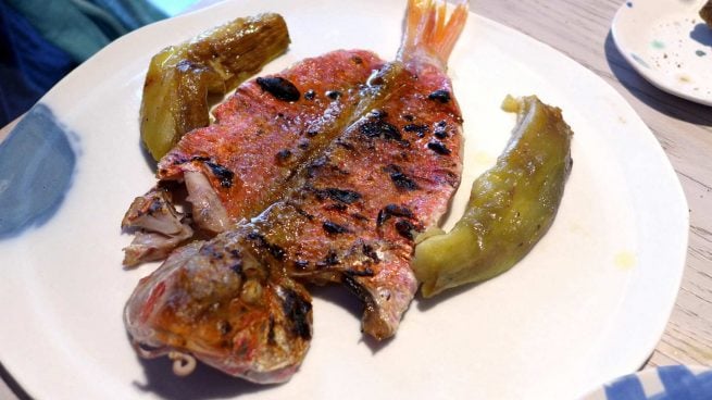 Salmonetes con ajo negro