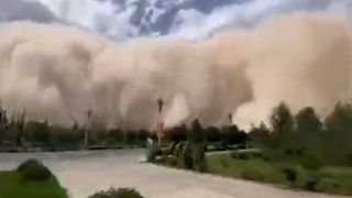 El momento en el que la tormenta de arena engulle la ciudad de Dunhuang, en China.