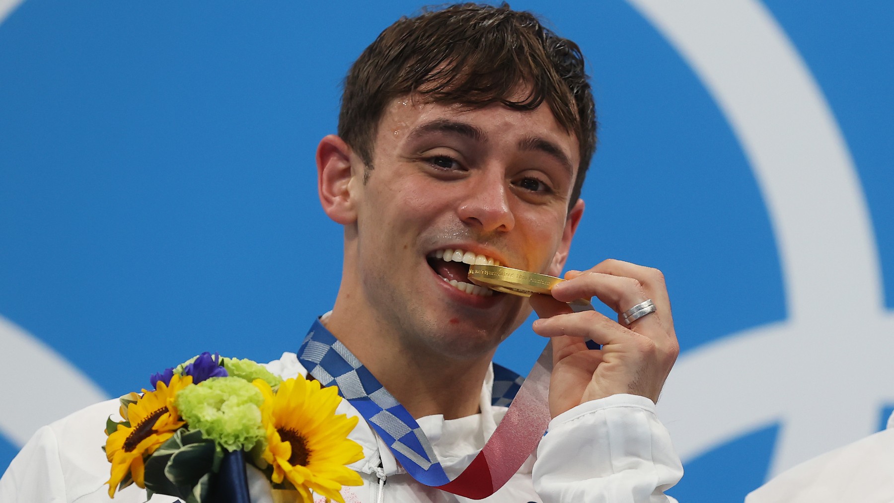 Tom Daley posa con la medalla de oro. (Getty)