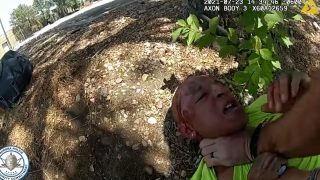 El momento en el que el policía de Aurora, Colorado, estrangula al hombre desarmado.