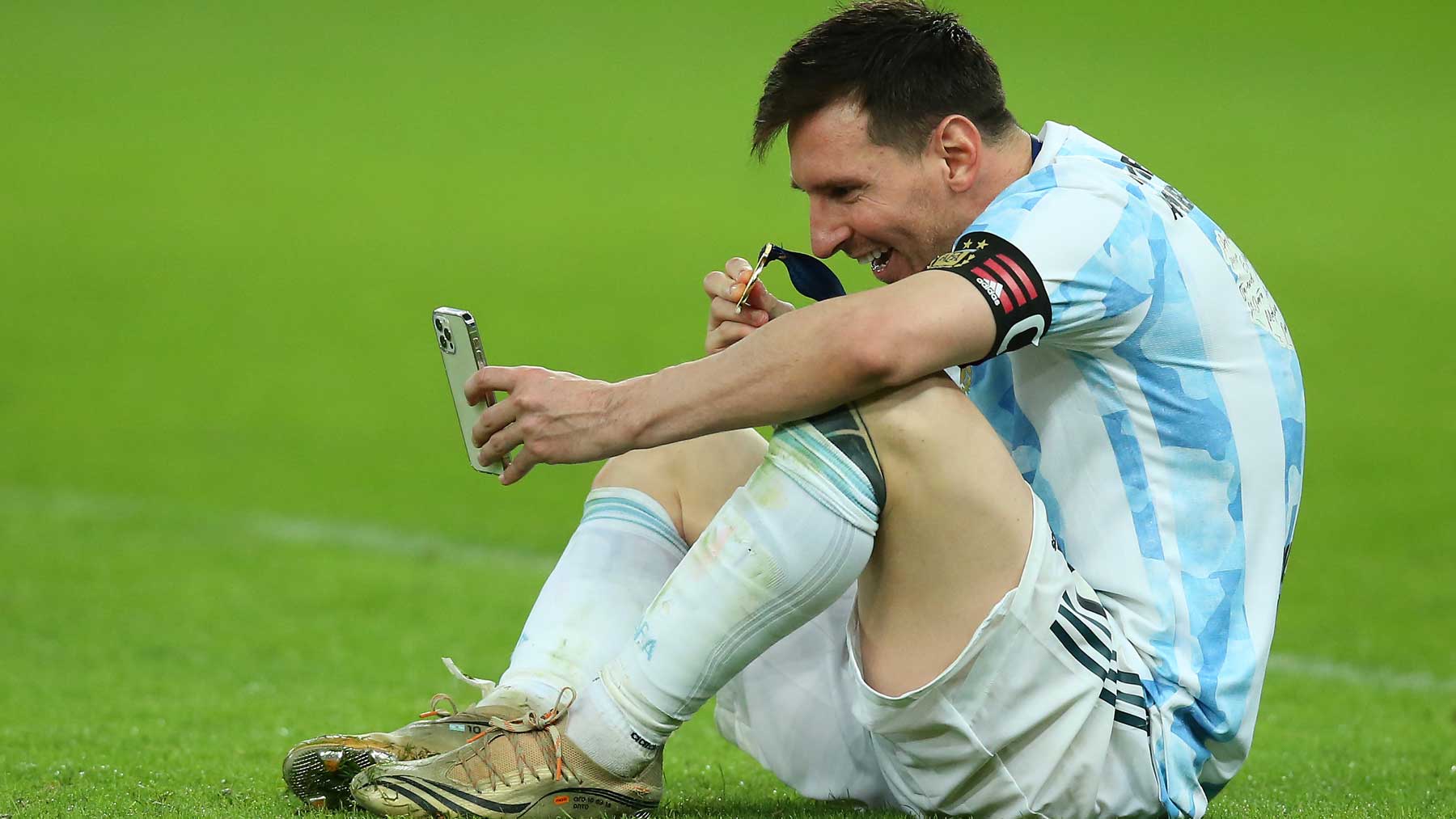 Leo Messi, en una videollamada con su familia tras conquistar la Copa América con Argentina (Getty)
