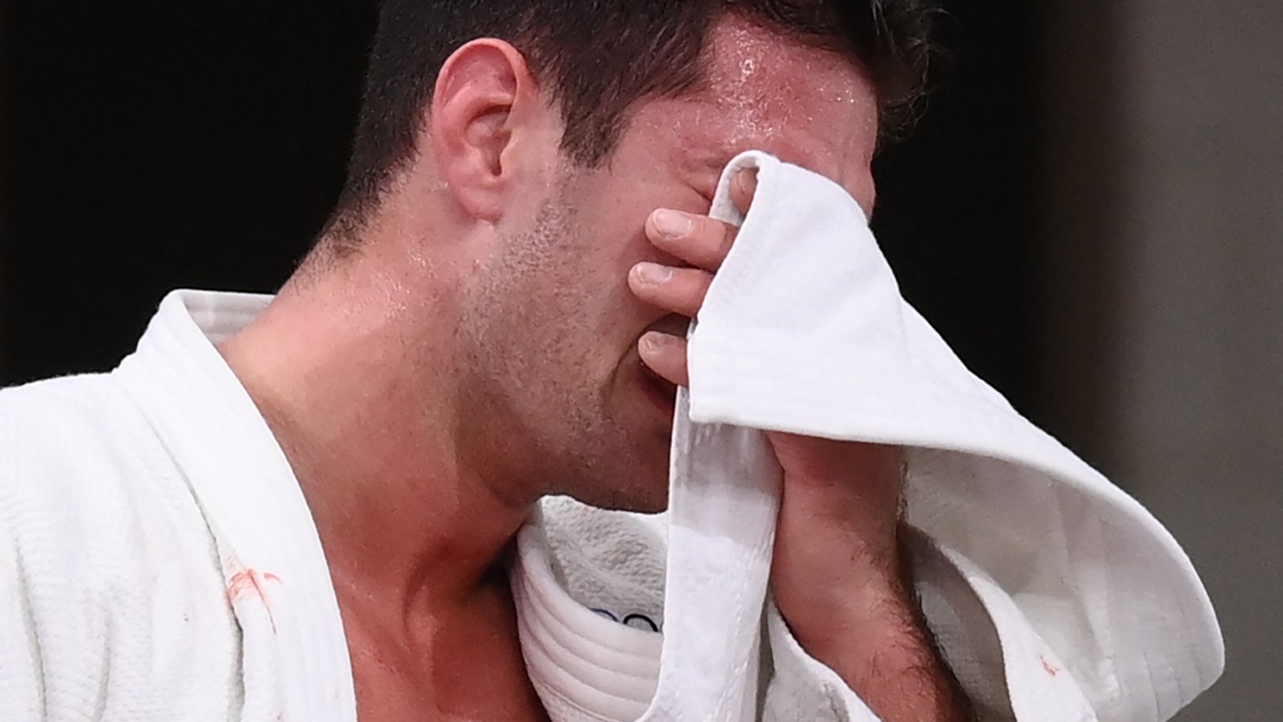 Niko Shera llora tras caer derrotado. (AFP)
