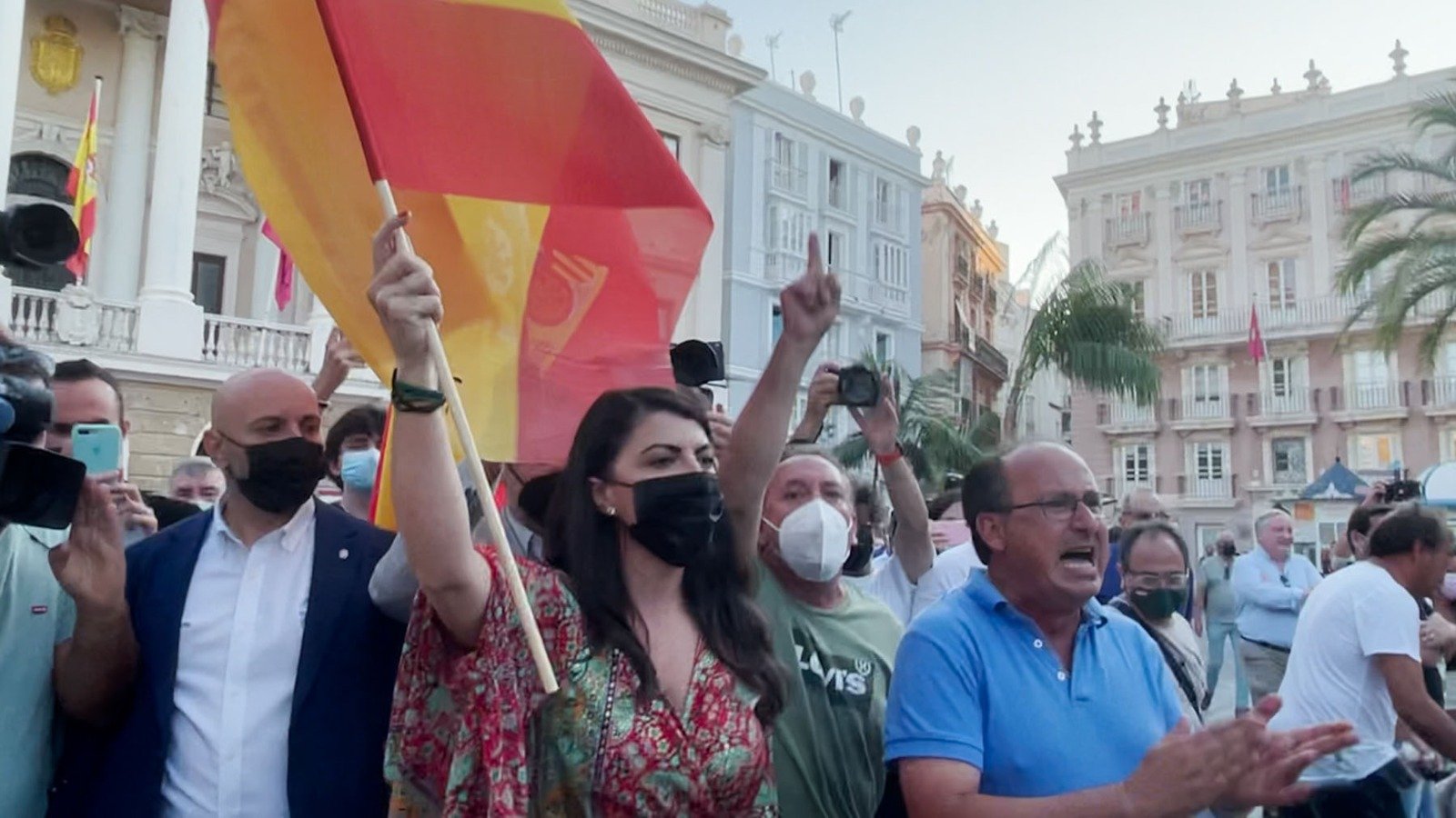 Macarena Olona se enfrenta a unos radicales en Cádiz.