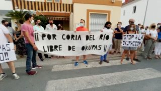 Los okupas de Coria del Río abandonan la vivienda.