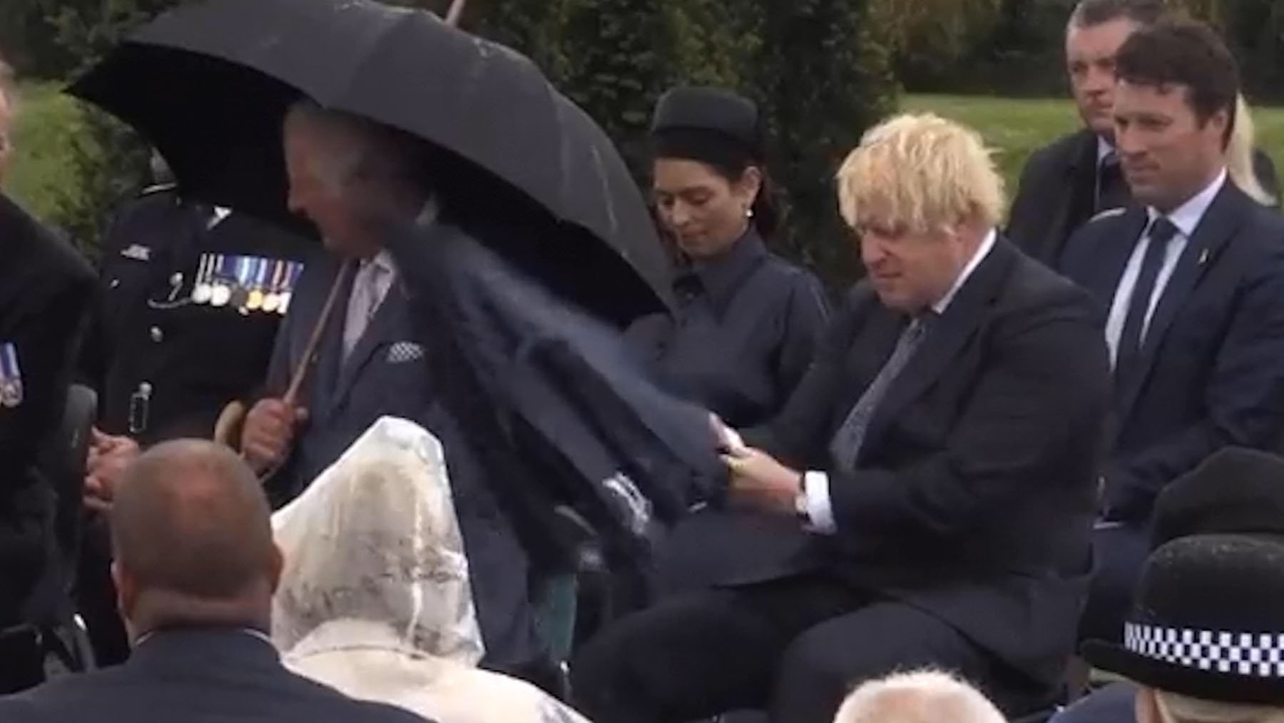 Boris Johnson se pelea con un paraguas.