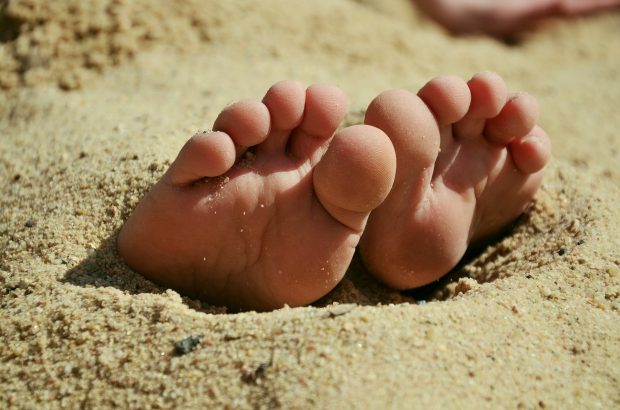 El truco definitivo para quitarte la arena de los pies en la playa