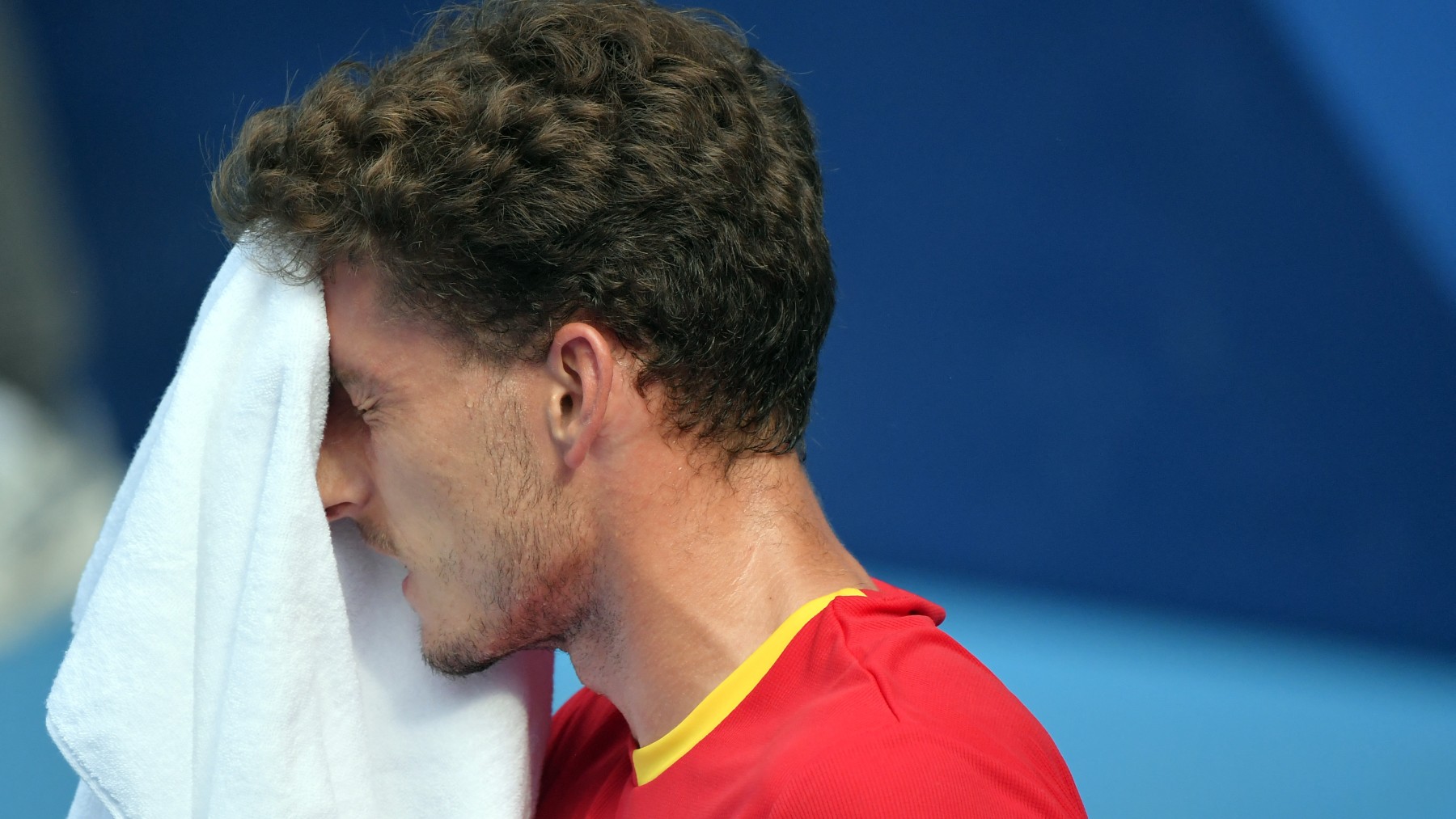 Carreño se seca con una toalla durante el partido. (AFP)