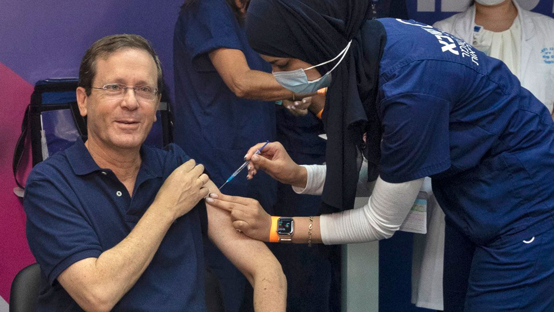 El presidente de Israel, Isaac Herzog, recibiendo la tercera dosis de la vacuna contra el Covid. Foto: AFP