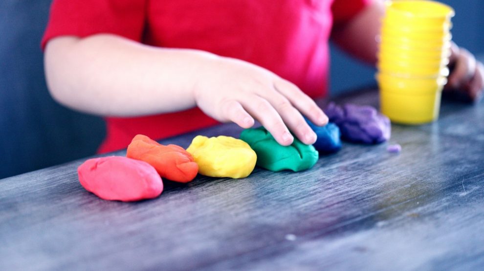 Cómo hacer plastilina casera [en cinco minutos y sin cocción]