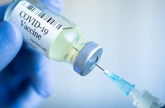 Efectos secundarios y efectividad de la vacuna de Moderna