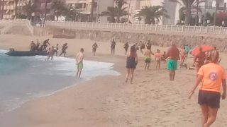 Inmigrantes irrumpen en medio de una playa en Almería.