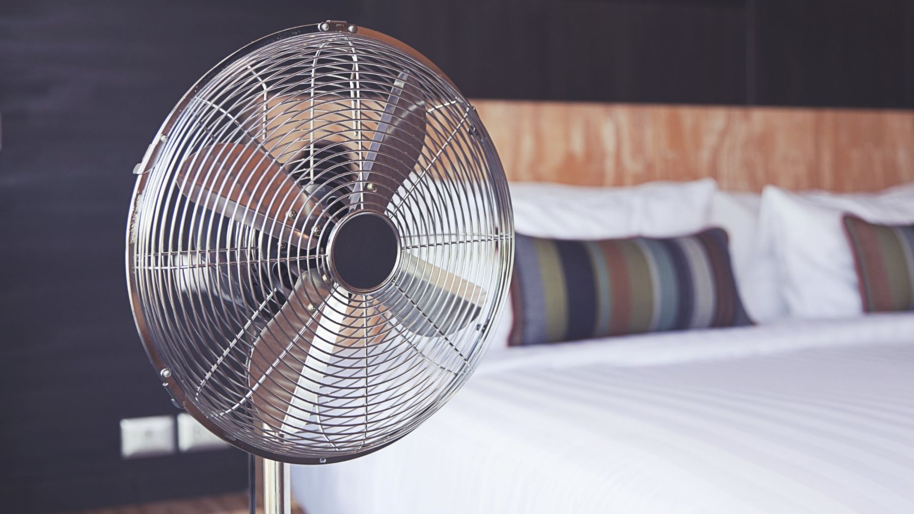 Descubre las causas por las que no debes dormir con el ventilador encendido