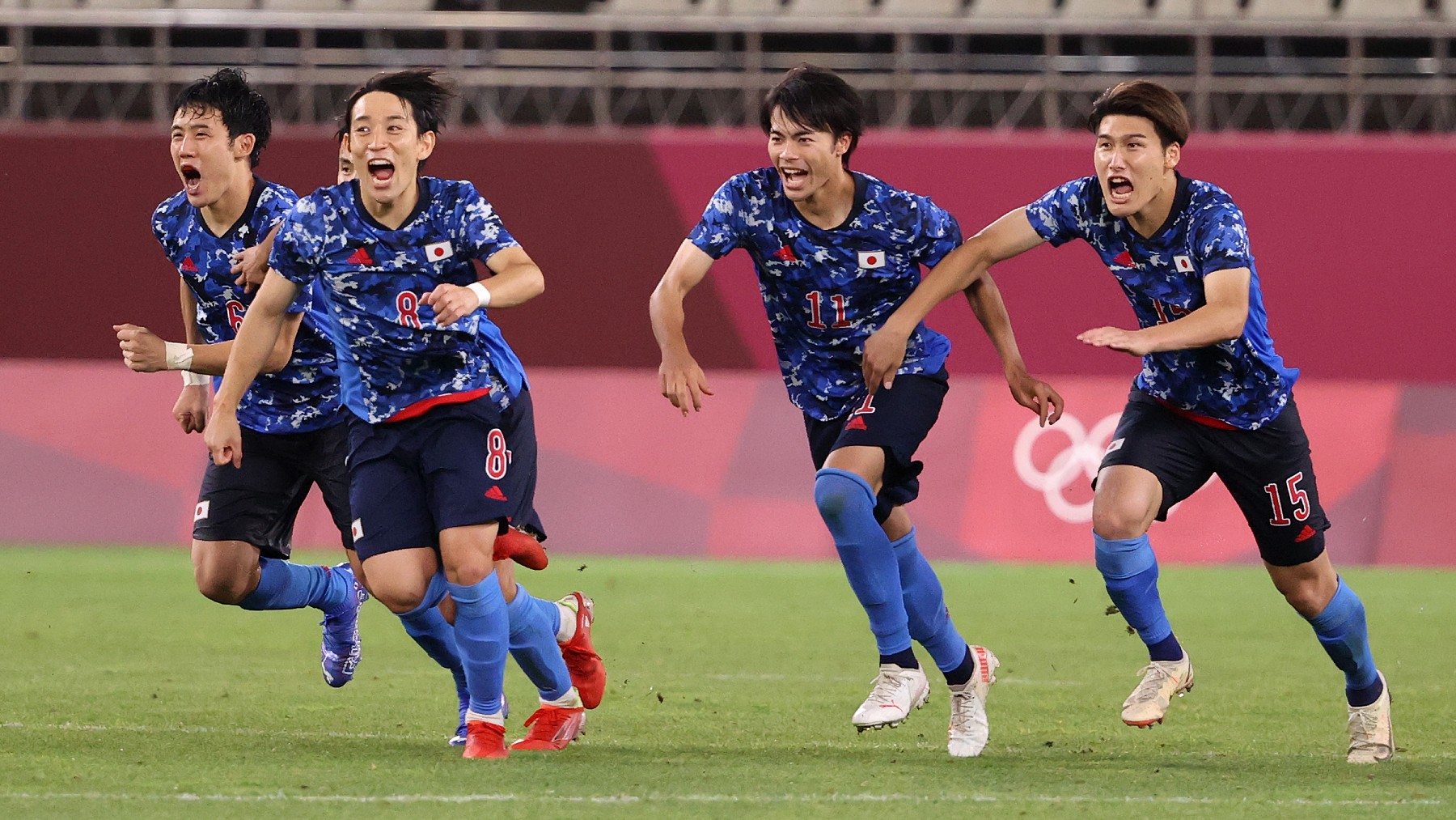 Los jugadores de Japón celebran el pase a semifinales. (Getty)