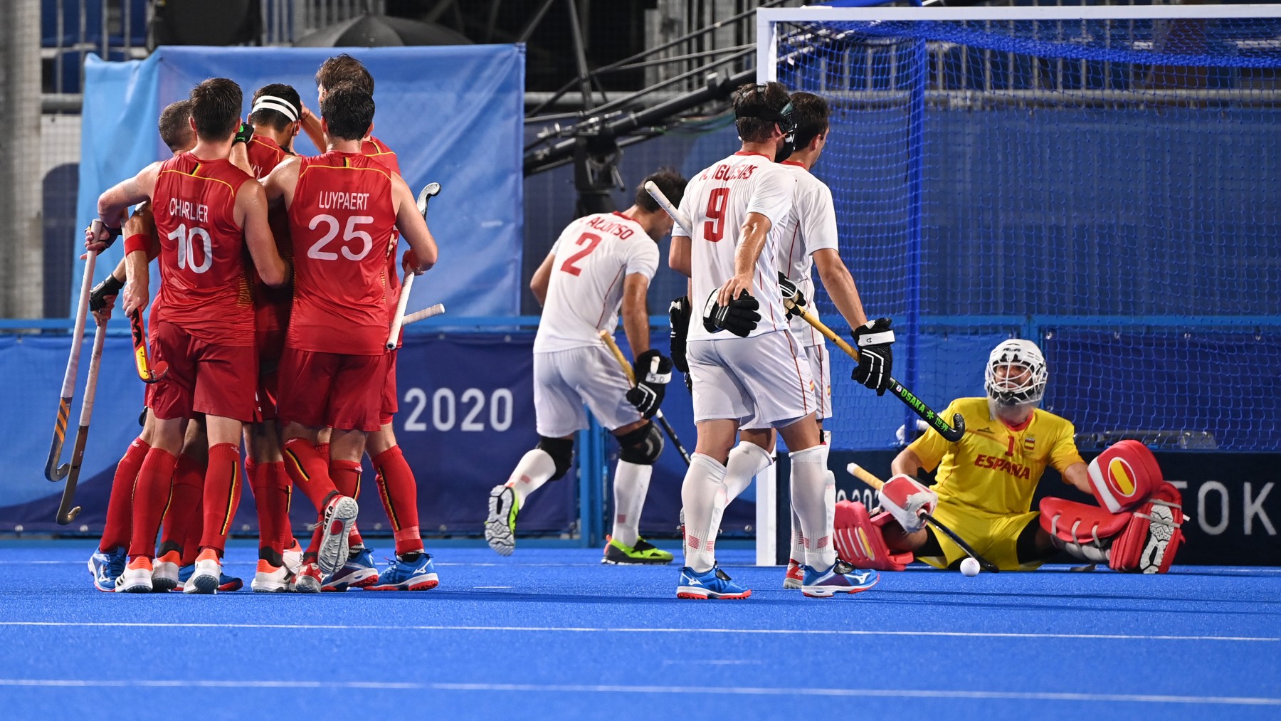 Los belgas celebran un gol contra España. (AFP)