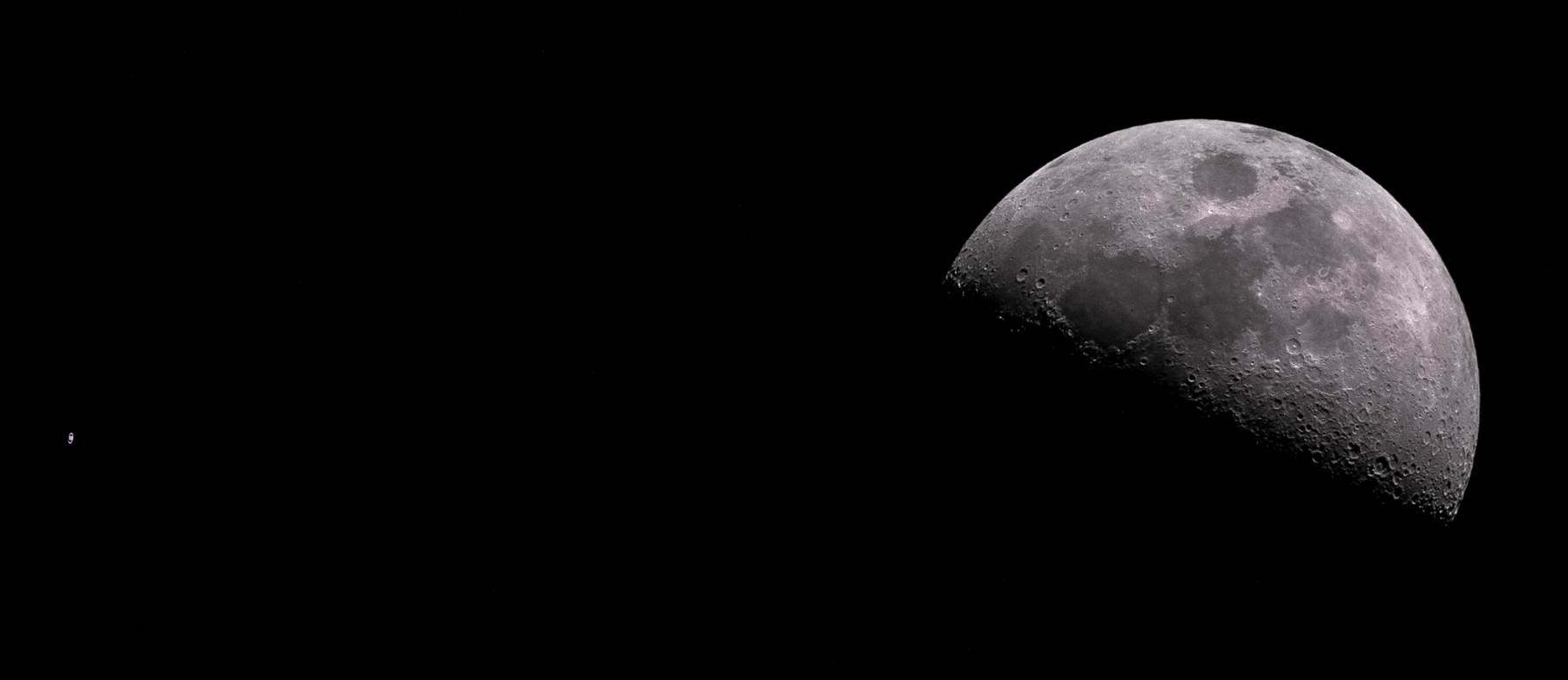 Dione, la pequeña luna