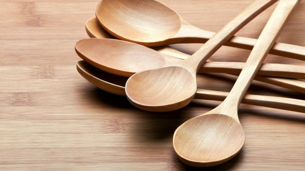 Cómo limpiar y desinfectar los utensilios de madera de la cocina para que  no críen bacterias