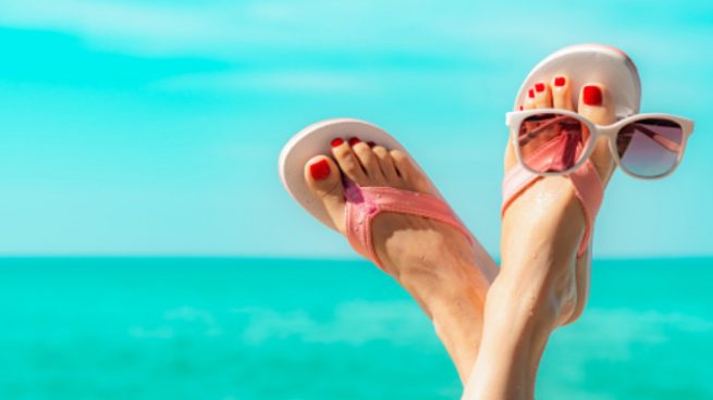 Cómo hacer un masaje para pies con arena de playa