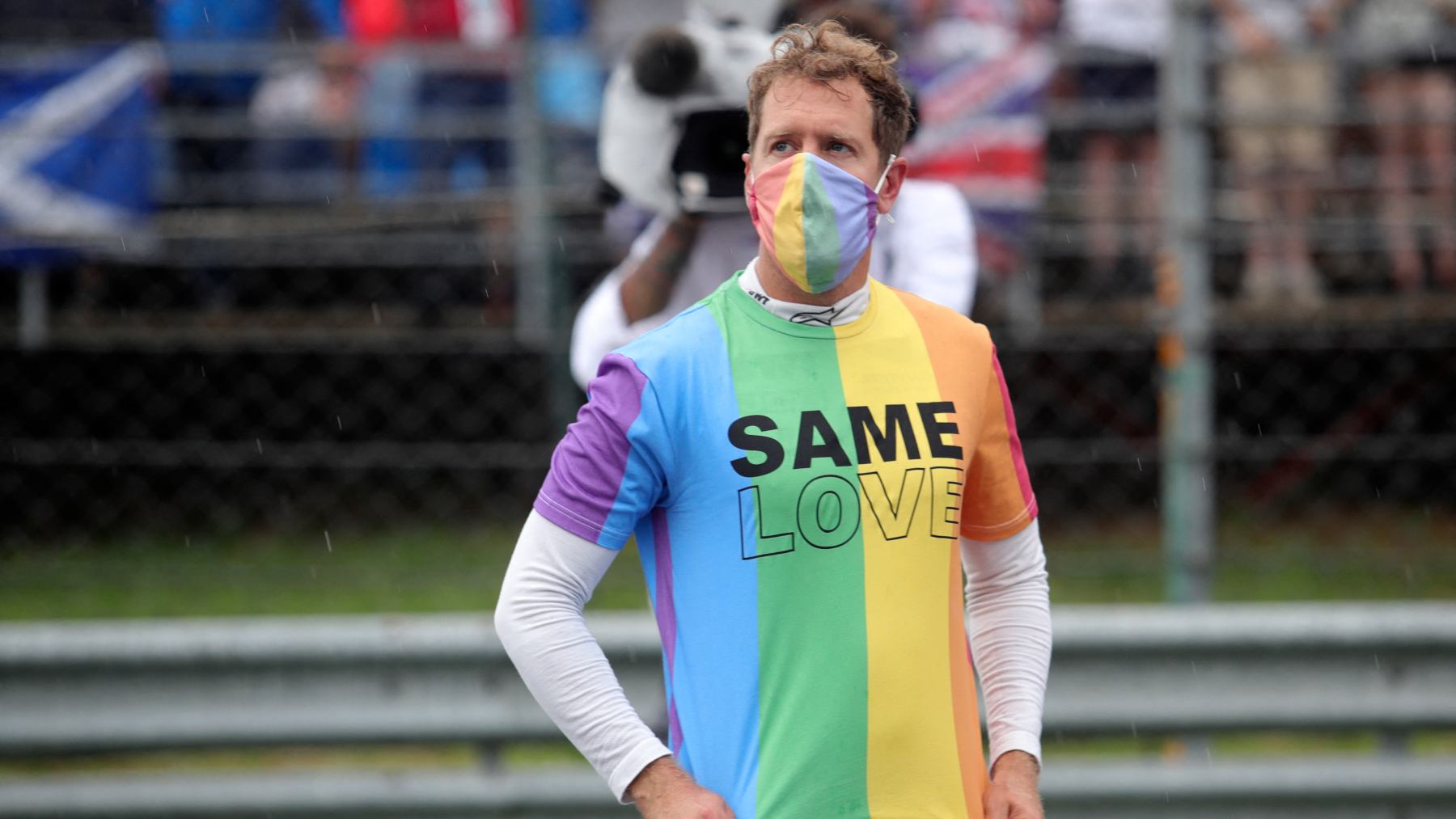 Sebastian Vettel con una camiseta LGTBI. (AFP)