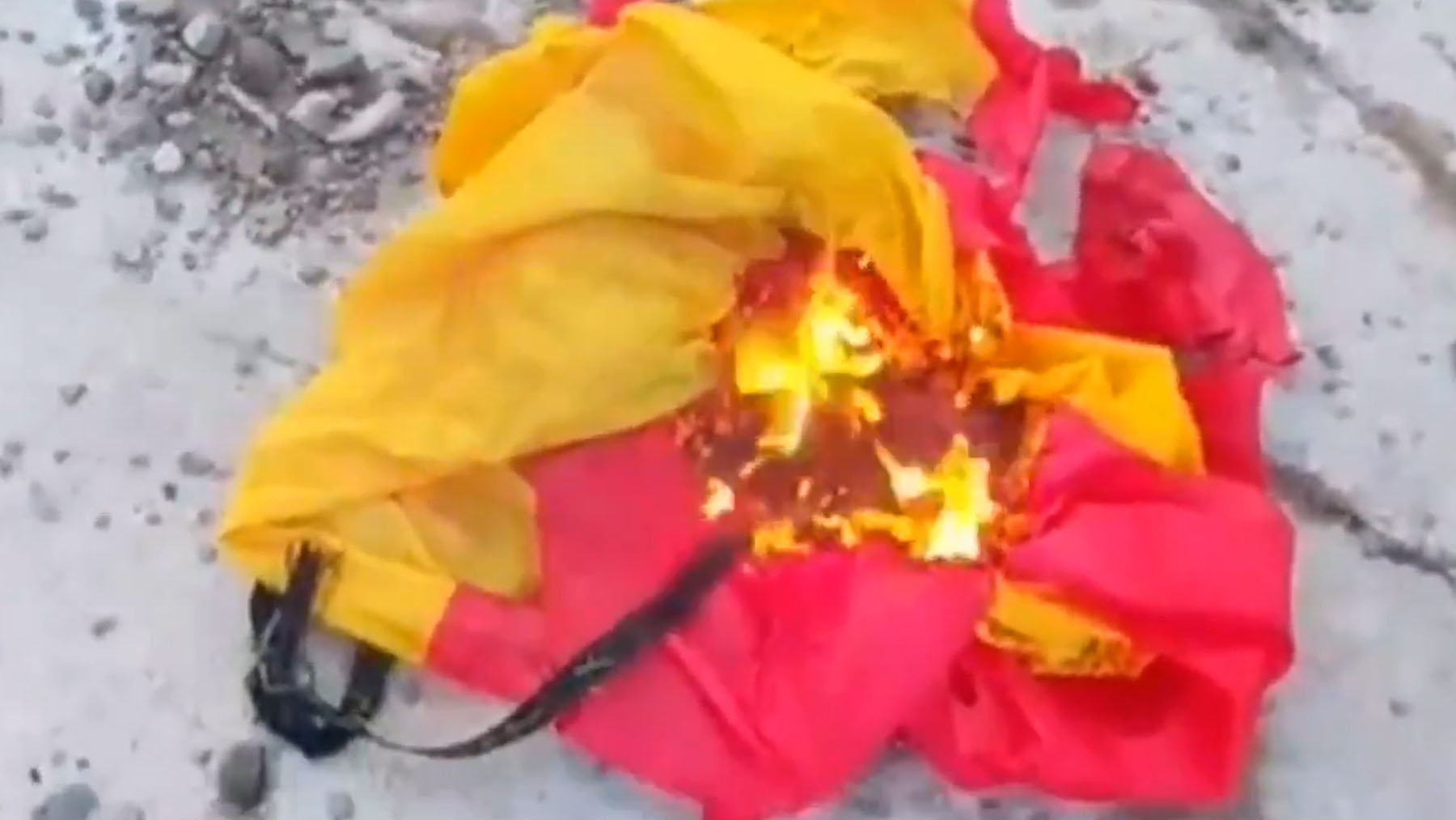 Separatistas quemando la bandera de España del Ayuntamiento de Vic.