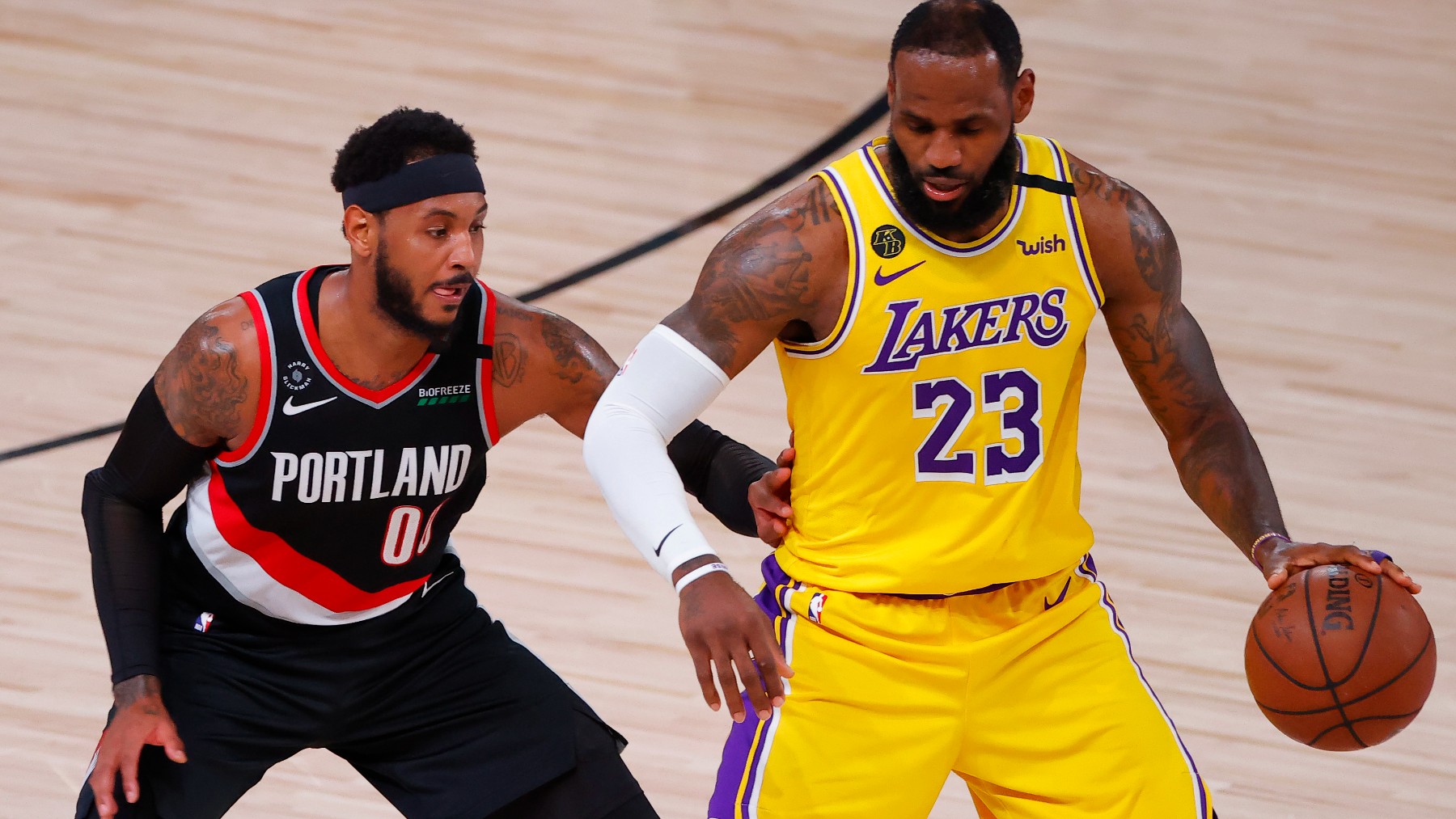 Carmelo Anthony defiende a LeBron durante un partido. (Getty)