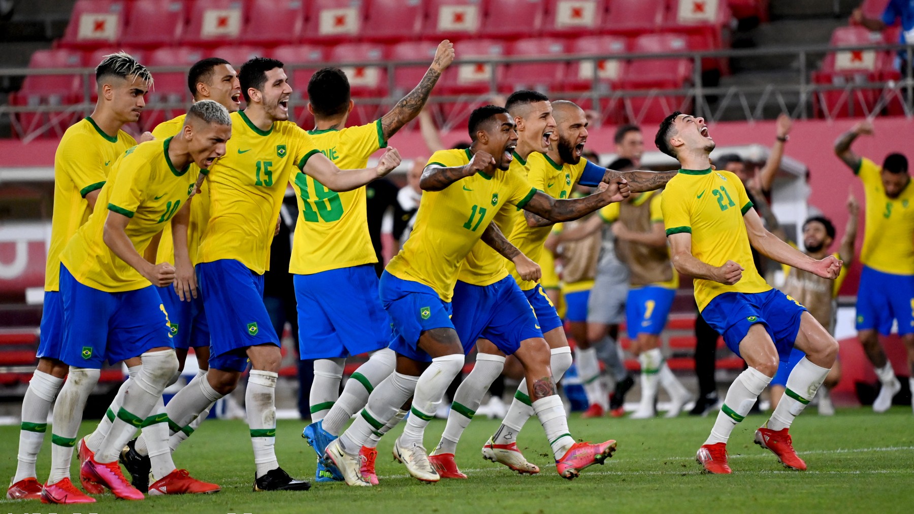 Los jugadores de Brasil celebran un gol en la tanda. (AFP)