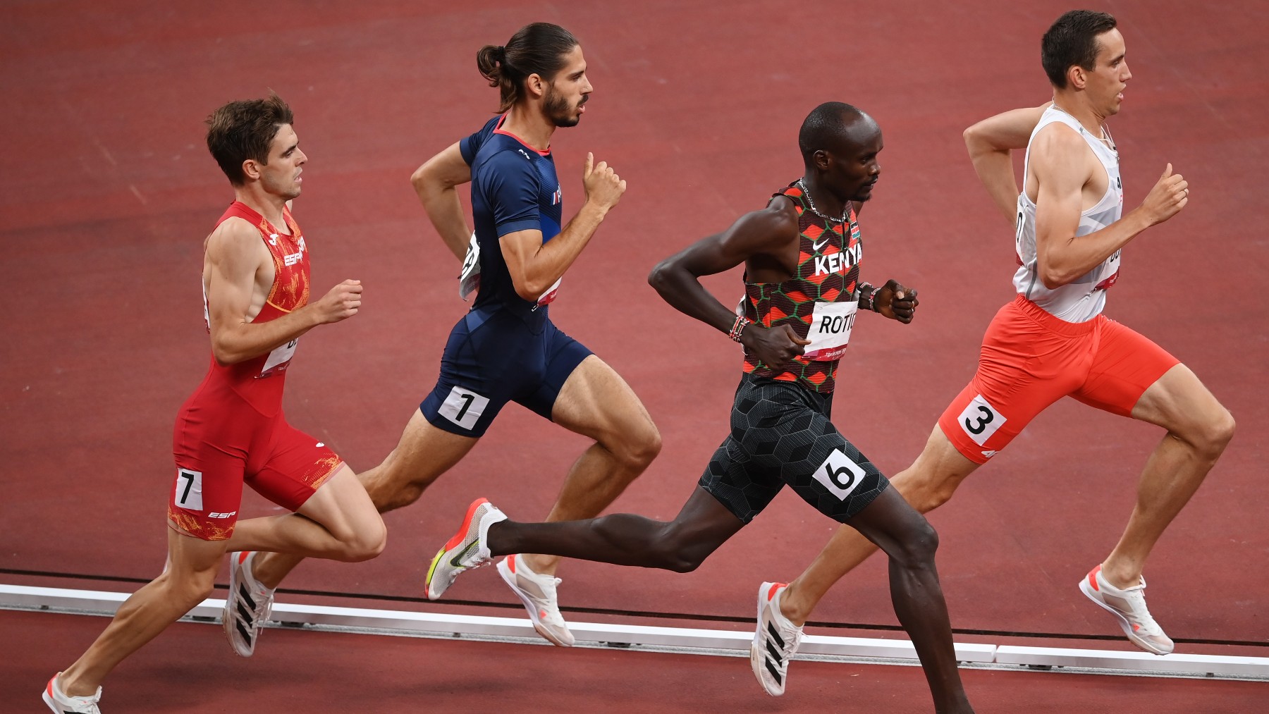 Adrián Ben se quedó encerrado en la final de 800 metros. (Getty)