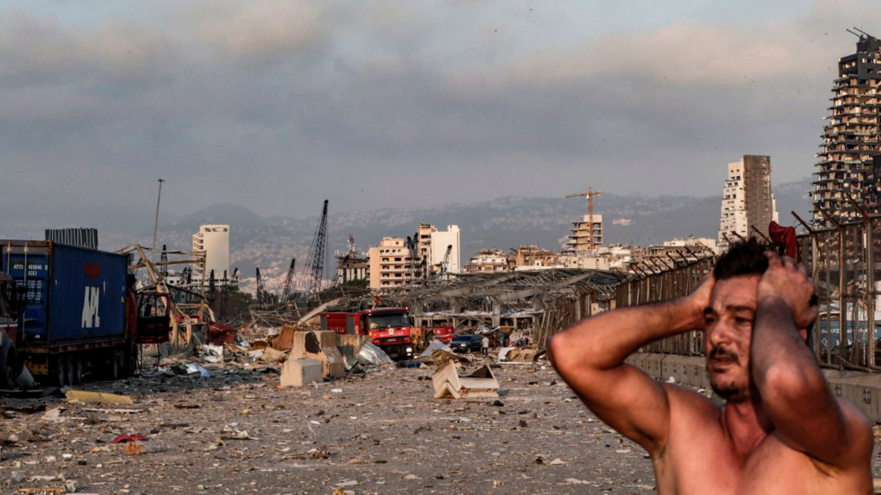 Un hombre se lleva las manos a la cabeza ante la devastación provocada por la explosión en el puerto de Beirut, Líbano. Foto: AFP