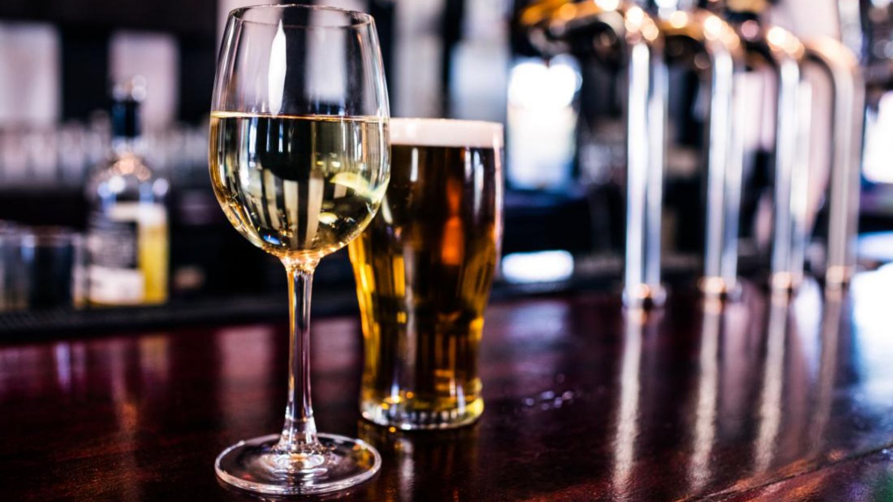 Descubre qué es mejor si tomar vino o cerveza