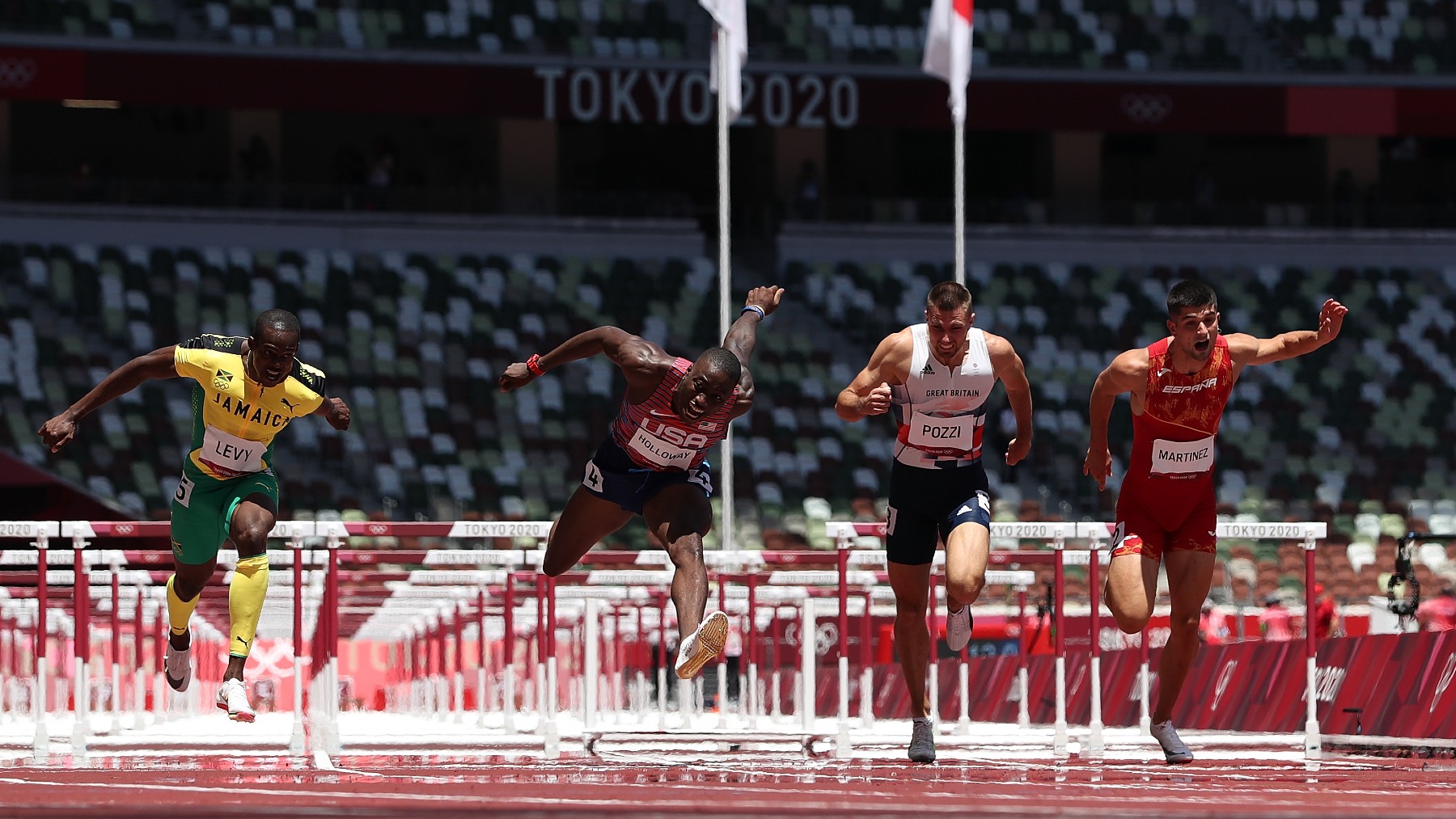 Asier Martínez, a la derecha, en la final de los 110 metros vallas en Tokio. (Getty)